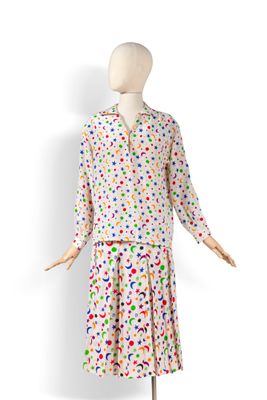 un mannequin portant une robe à pois multicolores