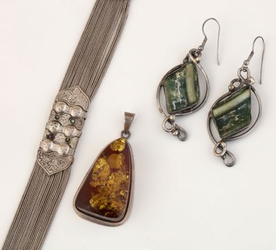 bracelet, collier et boucles d'oreilles en argent sertis d'une pierre verte