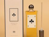 l'image d'un flacon de parfum posé à côté d'une boîte