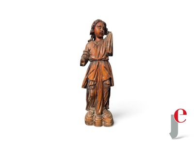 l'image d'une statue de femme tenant un oiseau