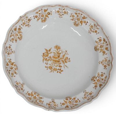 MOUSTIERS. Grand plat rond à bord contourné décoré en camaïe…