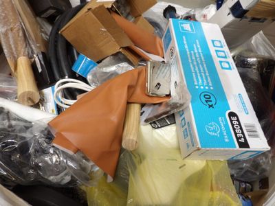 une poubelle remplie d'appareils électroniques divers et d'autres objets