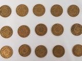 un grand nombre de pièces qui se trouvent sur une surface blanche