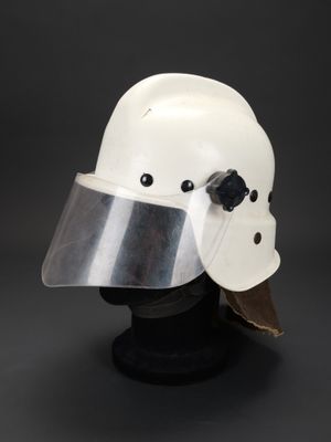 un gros plan d'un casque muni d'une visière sur fond noir