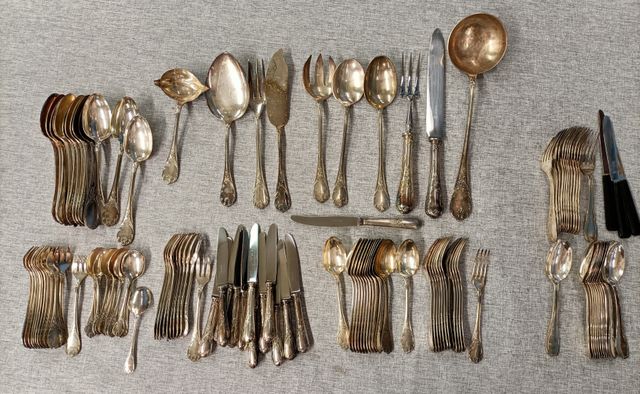 CHRISTOFLE. Ménagère en métal argenté modèle rocaille. Sans coffr