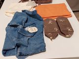 une table sur laquelle sont posés tout un tas de vêtements