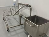 un chariot métallique avec un évier au milieu d'une pièce