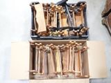 une boîte contenant tout un tas d'outils en bois