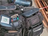 une pile de bagages posée par terre à côté d'une palette en bois