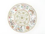 une assiette ornée d'un motif floral sur une surface blanche