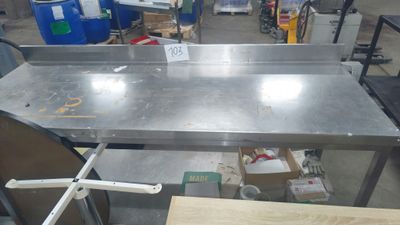 une table sur laquelle se trouvent de nombreux objets