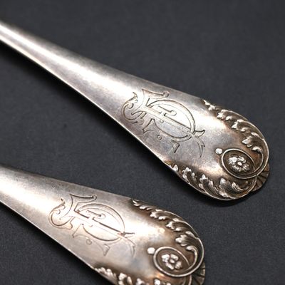 two spoons that are sitting next to each other