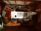 une machine qui se trouve à l'intérieur d'une boîte
