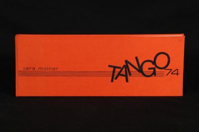 une boîte orange avec une inscription noire, posée sur une surface noire