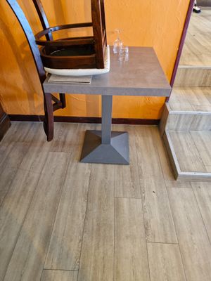 une chaise et une table dans une pièce aux murs orange