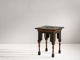 une image représentant une petite table en bois posée sur une surface blanche