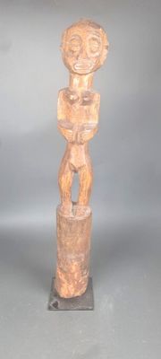 une image représentant une sculpture en bois d'un homme tenant un bébé dans ses bras