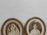 trois photos encadrées représentant des femmes, posées sur une étagère dans une pièce