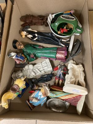 Lot de figurines et divers. - Photo 1