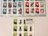 Deux timbres Harry Potter sont exposés sur une table