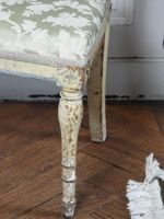PAIRE DE CHAISES en bois mouluré, sculpté et laqué beige à d… (photo 5)