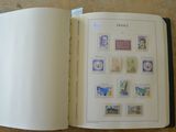 un livre ouvert avec des timbres, posé sur une table