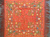 une nappe orange ornée de fleurs et de feuilles