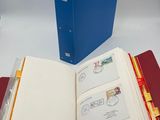 un livre ouvert posé sur un classeur rouge