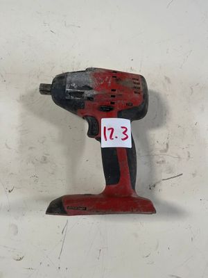 une perceuse sans fil rouge sur laquelle figure un numéro