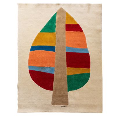 un tapis coloré représentant un arbre sur fond blanc