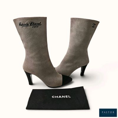 des chaussures Chanel et un sac noir posés sur une surface blanche