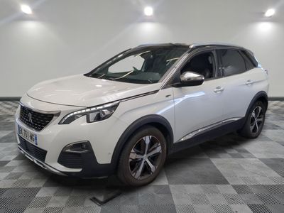 la voiture blanche est garée dans le garage sur un sol en damier