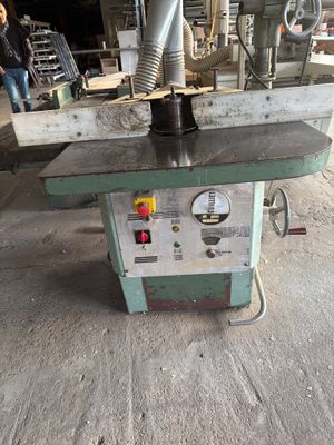 une image d'une machine dans une usine