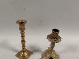 paire de chandeliers anciens en laiton sur fond blanc