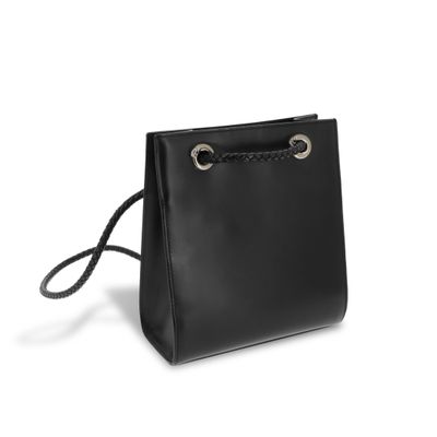 un sac à main en cuir noir muni de deux anses et d'une cordelette