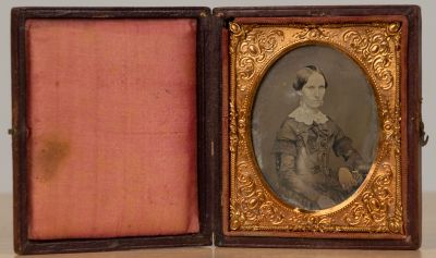 Photo daguerréotype colorisée.