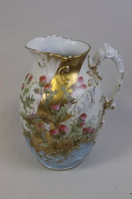 un vase blanc et doré orné de fleurs