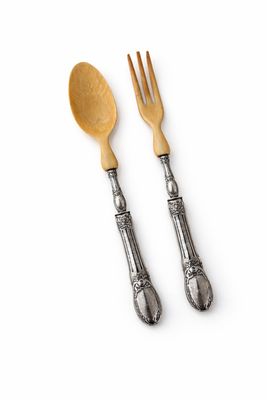 COUVERT A SALADE en argent fourré et corne, le manche à déco…