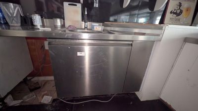 une photo d'une cuisine équipée d'un lave-vaisselle