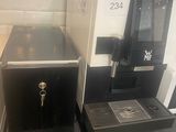 deux machines à café placées l'une à côté de l'autre sur un comptoir