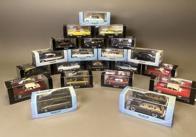 de nombreux modèles réduits de voitures dans des boîtes posées sur la table