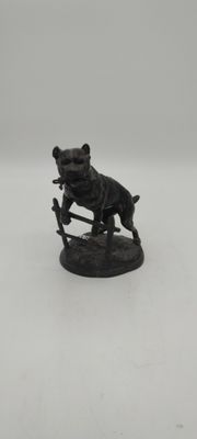 figurine représentant un chien perché sur une branche d'arbre, avec un nœud