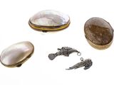 plusieurs types de bijoux sont présentés sur une surface blanche
