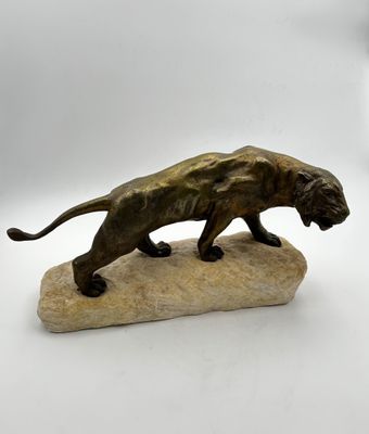 statue d'un lion posé sur un rocher, sur fond blanc
