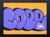 un graffiti violet et jaune sur fond jaune, encadré de noir