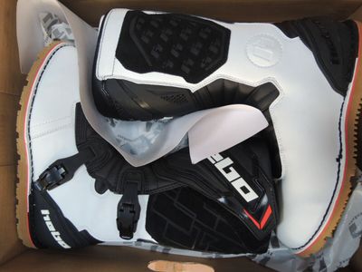 une boîte contenant une paire de chaussures