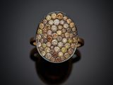 un gros plan d'une bague sertie de nombreux diamants bruns et blancs