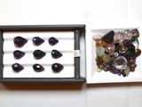 une boîte contenant tout un tas de pierres de différentes couleurs