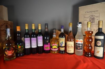 Des bouteilles de vin sont alignées sur une nappe rouge