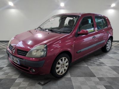 la photo d'une voiture rouge garée dans un garage